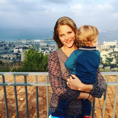 A picture of Esti Ginzburg with her son.